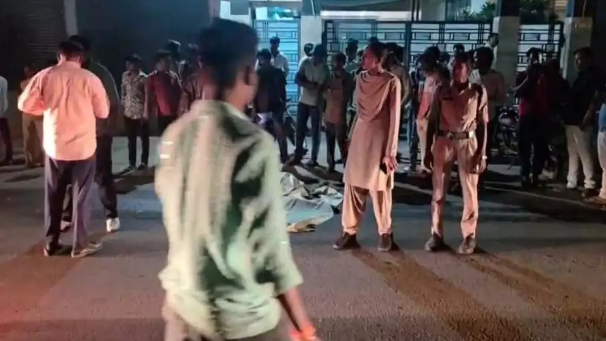रायपुर में पल्सर को ट्रेलर ने रौंदा, महिला की मौत रायपुर में पल्सर को ट्रेलर ने रौंदा, महिला की मौत