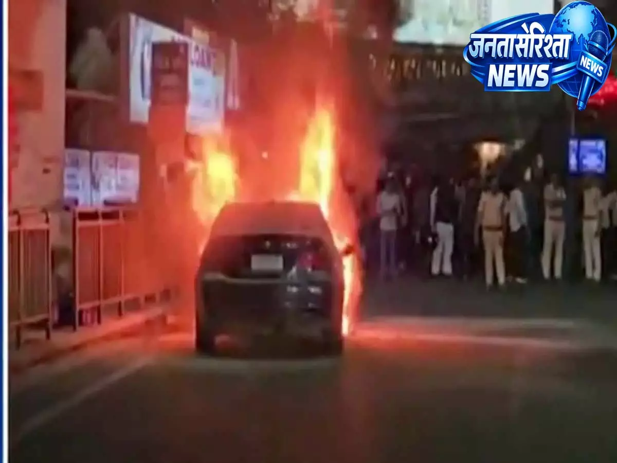 Hyderabad: बेगमपेट में चलती BMW कार में आग लग गई Hyderabad: बेगमपेट में चलती BMW कार में आग लग गई