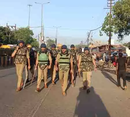 गौतमबुद्धनगर में पुलिस का फ्लैग मार्च, संवेदनशील इलाकों में बढ़ाई गई सतर्कता गौतमबुद्धनगर में पुलिस का फ्लैग मार्च, संवेदनशील इलाकों में बढ़ाई गई सतर्कता