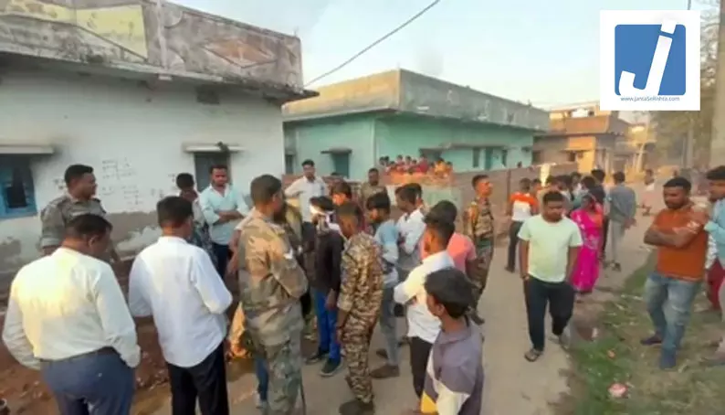 विवाहिता की संदिग्ध मौत के बाद बवाल, आक्रोशित मायके वालों ने ससुराल में लगाई आग विवाहिता की संदिग्ध मौत के बाद बवाल, आक्रोशित मायके वालों ने ससुराल में लगाई आग