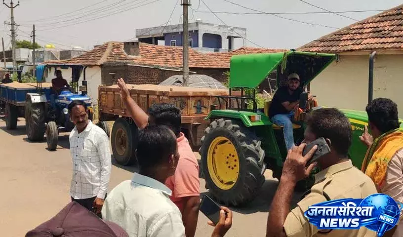 Gambhiraopet ट्रैक्टर मालिकों ने मंडल सेंटर पर माना इसुकु वाहना को ब्लॉक किया Gambhiraopet ट्रैक्टर मालिकों ने मंडल सेंटर पर माना इसुकु वाहना को ब्लॉक किया