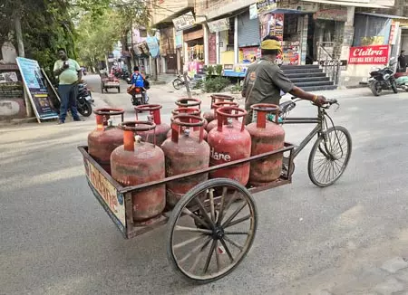 सरकार पेट्रोल, डीजल और एलपीजी की कीमतों में अस्थिरता को कम करने के लिए ईंधन मूल्य स्थिरीकरण तंत्र पर कर रही विचार सरकार पेट्रोल, डीजल और एलपीजी की कीमतों में अस्थिरता को कम करने के लिए ईंधन मूल्य स्थिरीकरण तंत्र पर कर रही विचार