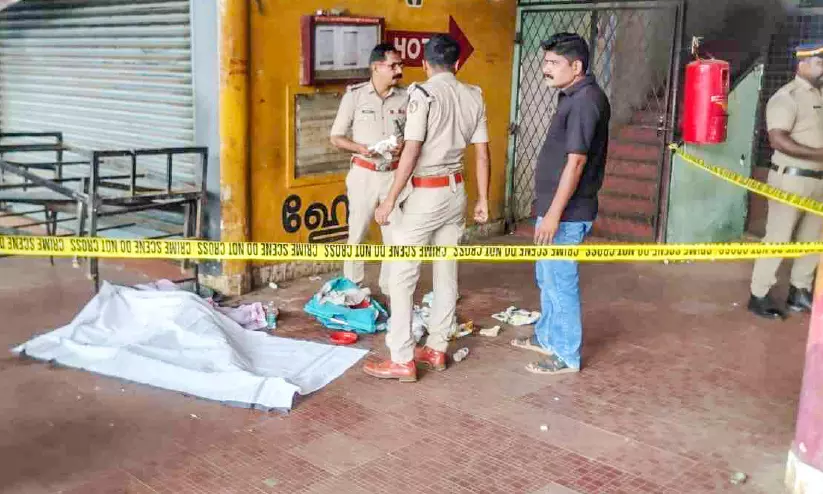 Kerala : ओट्टापलम बस स्टैंड पर बुजुर्ग व्यक्ति मृत मिला Kerala : ओट्टापलम बस स्टैंड पर बुजुर्ग व्यक्ति मृत मिला