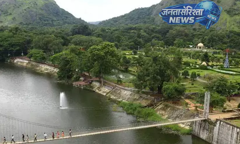 Kerala : मलमपुझा के लोग पीने के पानी के लिए बांध के आसपास जमा हो रहे Kerala : मलमपुझा के लोग पीने के पानी के लिए बांध के आसपास जमा हो रहे