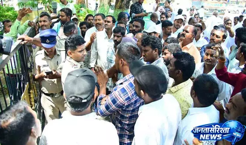 Nizamabad मार्केट यार्ड में हल्दी किसानों का विरोध प्रदर्शन Nizamabad मार्केट यार्ड में हल्दी किसानों का विरोध प्रदर्शन