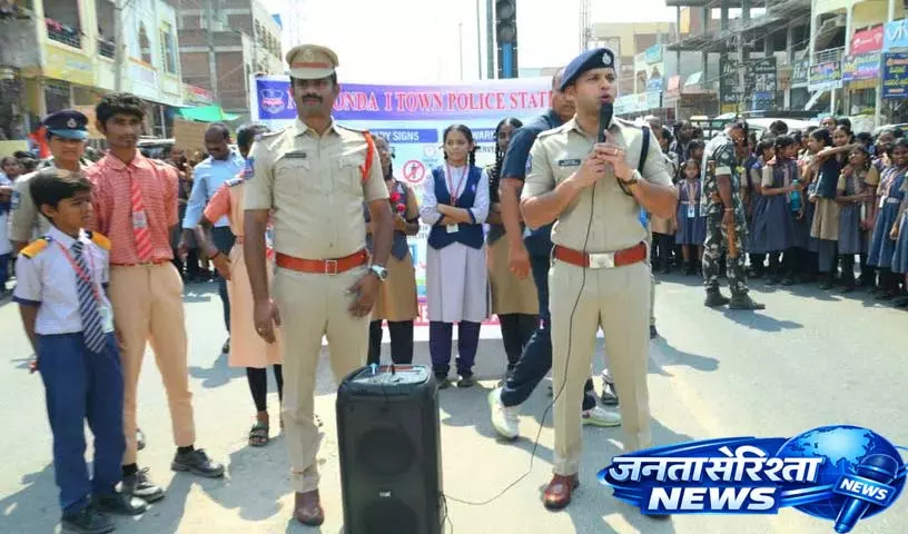 Nalgonda एसपी ने अराइव अलाइव प्रोग्राम के तीसरे दिन सड़क सुरक्षा पर ज़ोर दिया Nalgonda एसपी ने अराइव अलाइव प्रोग्राम के तीसरे दिन सड़क सुरक्षा पर ज़ोर दिया