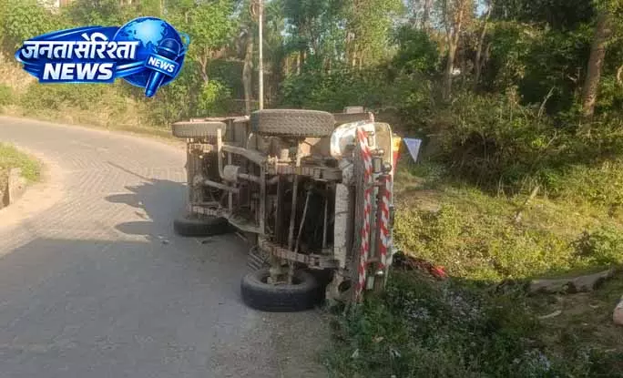 Kangra में सड़क हादसा, पिकअप पलटी Kangra में सड़क हादसा, पिकअप पलटी