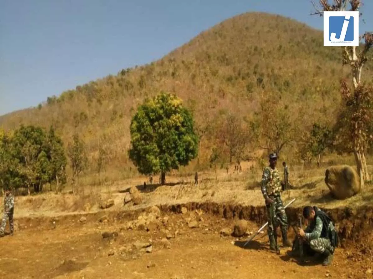 सुरक्षाबलों और नक्सलियों के बीच भीषण मुठभेड़, जंगल में गूंज रही गोलियां सुरक्षाबलों और नक्सलियों के बीच भीषण मुठभेड़, जंगल में गूंज रही गोलियां