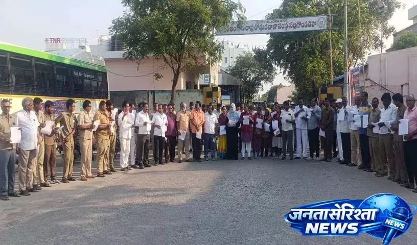 RTC JAC ने कांग्रेस पर सेवा को कमजोर करने का आरोप लगाया, हड़ताल की योजना बनाई RTC JAC ने कांग्रेस पर सेवा को कमजोर करने का आरोप लगाया, हड़ताल की योजना बनाई