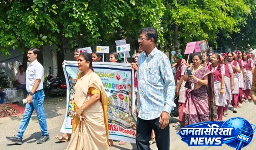 पलवंचा में DEO नागलक्ष्मी द्वारा सड़क सुरक्षा रैली का आयोजन पलवंचा में DEO नागलक्ष्मी द्वारा सड़क सुरक्षा रैली का आयोजन
