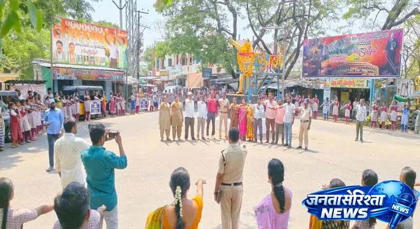 बरगमपहाड़ एसआई मेदा प्रसाद ने Arrive-Alive सड़क सुरक्षा अभियान को बढ़ावा दिया बरगमपहाड़ एसआई मेदा प्रसाद ने Arrive-Alive सड़क सुरक्षा अभियान को बढ़ावा दिया