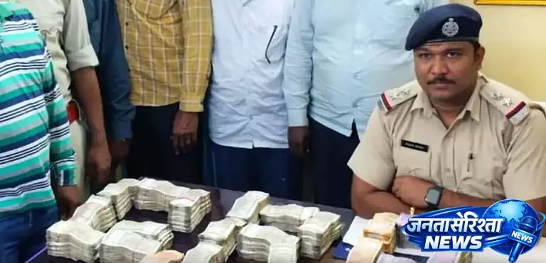 Bihar से आ रही थी भारी रकम, दो गिरफ्तार Bihar से आ रही थी भारी रकम, दो गिरफ्तार