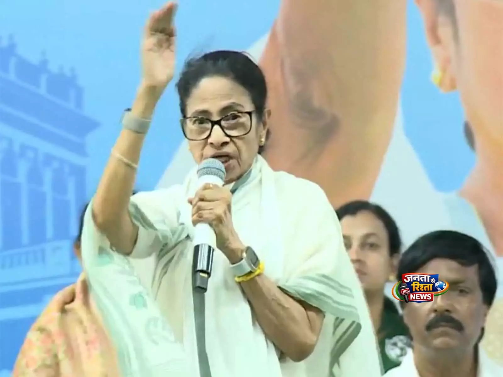 Mamata Banerjee का आरोप: वाहन जांच को लेकर विवाद Mamata Banerjee का आरोप: वाहन जांच को लेकर विवाद