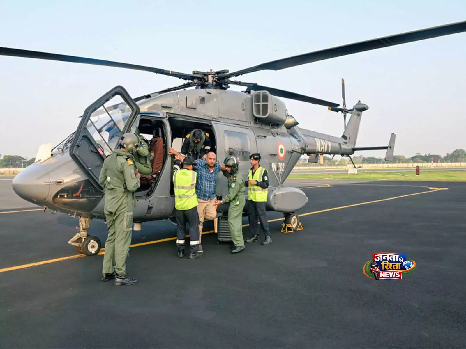 भारतीय नौसेना ने तेल रिग कर्मचारी का सफल Medevac किया भारतीय नौसेना ने तेल रिग कर्मचारी का सफल Medevac किया