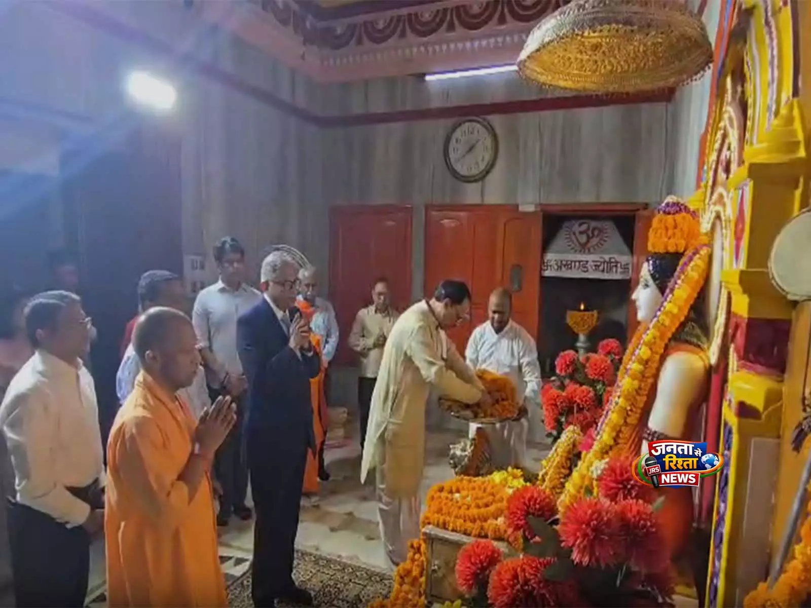 UP CM योगी आदित्यनाथ, टाटा ग्रुप के चेयरमैन चंद्रशेखरन ने गोरखनाथ मंदिर में की पूजा-अर्चना UP CM योगी आदित्यनाथ, टाटा ग्रुप के चेयरमैन चंद्रशेखरन ने गोरखनाथ मंदिर में की पूजा-अर्चना