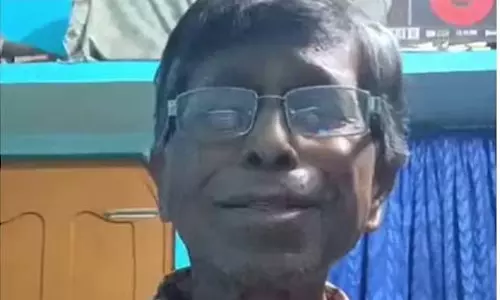 रिटायर्ड टीचर वायरल हो गया, सादगी से गा रहा फिल्मी गाना