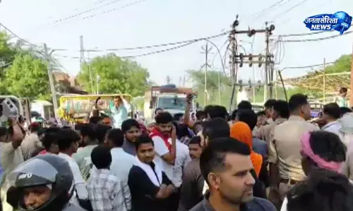भारी भरकम बिजली बिल आने से लोग परेशान, आक्रोशित होकर किया चक्काजाम भारी भरकम बिजली बिल आने से लोग परेशान, आक्रोशित होकर किया चक्काजाम