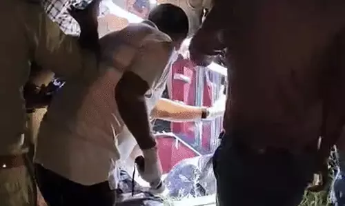 बक्से में मिली महिला की लाश, हाईवे किनारे बड़ी संख्या में लोग जमा हुए, हाथ पर टैटू दिखा बक्से में मिली महिला की लाश, हाईवे किनारे बड़ी संख्या में लोग जमा हुए, हाथ पर टैटू दिखा