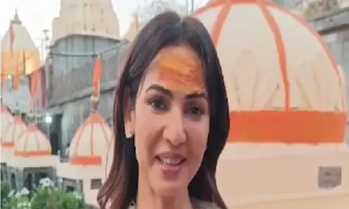 अर्ध चांद और त्रिनेत्र से सुसज्जित हुए बाबा महाकाल, अभिनेत्री सोनल चौहान ने किए दर्शन अर्ध चांद और त्रिनेत्र से सुसज्जित हुए बाबा महाकाल, अभिनेत्री सोनल चौहान ने किए दर्शन
