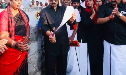 सीएम स्टालिन ने जलाई परिसीमन प्रस्ताव की प्रति, काला झंडा लगाकर किया विरोध सीएम स्टालिन ने जलाई परिसीमन प्रस्ताव की प्रति, काला झंडा लगाकर किया विरोध
