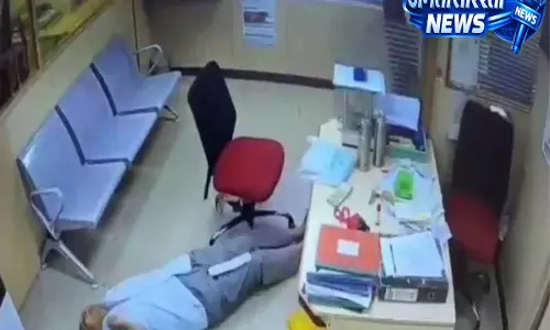 Hyderabad: हब्सीगुडा स्थित बैंक में व्यक्ति की हार्ट अटैक से मौत Hyderabad: हब्सीगुडा स्थित बैंक में व्यक्ति की हार्ट अटैक से मौत