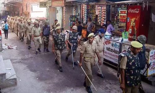 Noida में कड़ी सुरक्षा व्यवस्था के बीच हालात सामान्य हुए Noida में कड़ी सुरक्षा व्यवस्था के बीच हालात सामान्य हुए