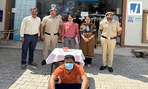 डेटिंग ऐप पर नकली प्रोफाइल बनाकर महिलाओं को धोखा देने वाला गिरफ्तार