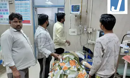 एक परिवार की खुशी का सफर दर्द में बदला...पेड़ से टकराई कार, बाइक सवार के कारण क्या हुआ? एक परिवार की खुशी का सफर दर्द में बदला...पेड़ से टकराई कार, बाइक सवार के कारण क्या हुआ?