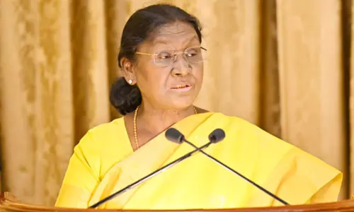 आंध्र प्रदेश सड़क हादसा: राष्ट्रपति ने पीड़ित परिवारों के प्रति व्यक्त की संवेदना आंध्र प्रदेश सड़क हादसा: राष्ट्रपति ने पीड़ित परिवारों के प्रति व्यक्त की संवेदना