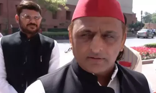 महिला आरक्षण बिल पर अखिलेश यादव बोले-हम बिल के खिलाफ नहीं, सरकार की जल्दबाजी पर उठाए सवाल महिला आरक्षण बिल पर अखिलेश यादव बोले-हम बिल के खिलाफ नहीं, सरकार की जल्दबाजी पर उठाए सवाल