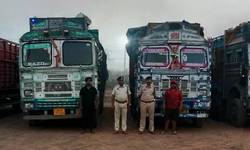 5 वाहनों से 21 लाख का अवैध कबाड़ जब्त, गाड़ी मालिक फरार 5 वाहनों से 21 लाख का अवैध कबाड़ जब्त, गाड़ी मालिक फरार