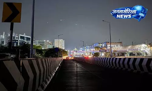 Chennai: स्ट्रीट लाइट खराब होने से यात्रियों की मुश्किलें बढ़ीं Chennai: स्ट्रीट लाइट खराब होने से यात्रियों की मुश्किलें बढ़ीं