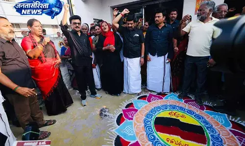 M.K. Stalin ने डिलिमिटेशन बिल की कॉपी जलाई, तमिलनाडु में सियासी बवाल M.K. Stalin ने डिलिमिटेशन बिल की कॉपी जलाई, तमिलनाडु में सियासी बवाल