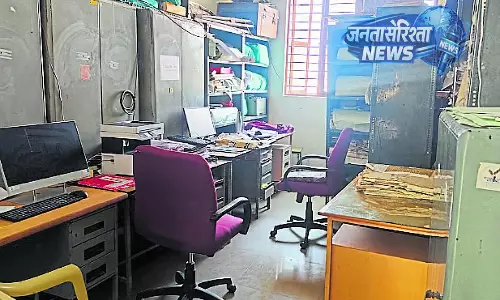 Service disruption : 1,700 से ज़्यादा एप्लीकेशन पेंडिंग, किसानों को हो रही है मुश्किल Service disruption : 1,700 से ज़्यादा एप्लीकेशन पेंडिंग, किसानों को हो रही है मुश्किल