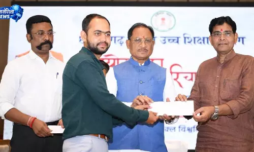 CM साय ने प्रयोगशाला परिचारक के पदों पर चयनित युवाओं को बांटे नियुक्ति पत्र