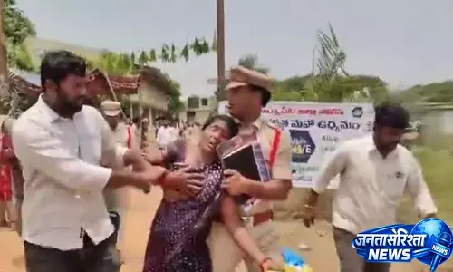 जिला मुख्यालय में Indiramma House आवंटन को लेकर महिला ने आत्महत्या का प्रयास किया जिला मुख्यालय में Indiramma House आवंटन को लेकर महिला ने आत्महत्या का प्रयास किया