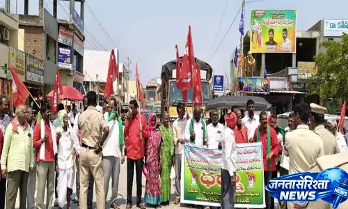 नमी की समस्या का हवाला देते हुए अनाज खरीद में देरी को लेकर Munugodu में किसानों का विरोध प्रदर्शन