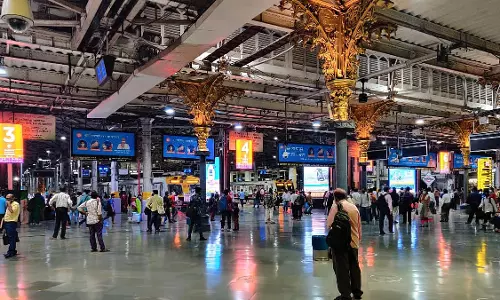 मुंबई में CSMT के पास सिग्नल में गड़बड़ी के कारण पीक आवर्स में ट्रेनें लेट हुई मुंबई में CSMT के पास सिग्नल में गड़बड़ी के कारण पीक आवर्स में ट्रेनें लेट हुई