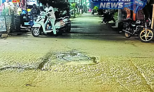 Karnataka ; सड़क पर बहता हुआ सीवेज का पानी Karnataka ; सड़क पर बहता हुआ सीवेज का पानी
