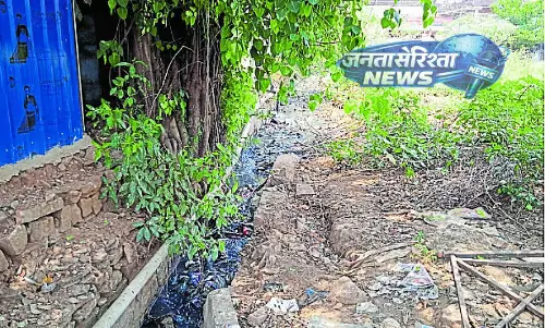 Channagiri : प्राइवेट बस स्टैंड के पास नाले में गाद Channagiri : प्राइवेट बस स्टैंड के पास नाले में गाद