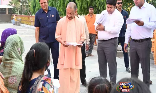 घबराओ मत! CM योगी ने श्रावस्ती महिला को बच्चे के इलाज के लिए मदद का वादा किया