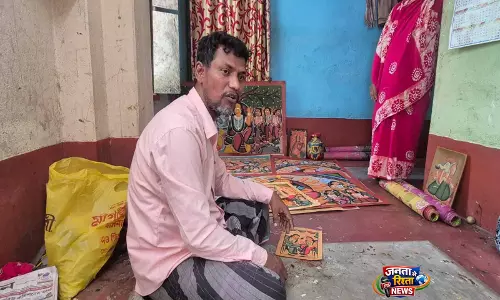 West Bengal: मुस्लिम दंपति चित्रकला और गीतों से सुनाते हैं कृष्ण लीला-रामायण