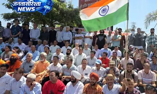 POJK में पुलिस अधिकारियों का प्रदर्शन, एसटी-2 दर्जे की मांग POJK में पुलिस अधिकारियों का प्रदर्शन, एसटी-2 दर्जे की मांग