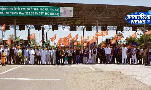 Ladhowal टोल प्लाजा तीन घंटे के लिए खोला गया Ladhowal टोल प्लाजा तीन घंटे के लिए खोला गया