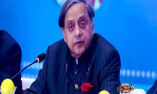 महिला आरक्षण की आड़ में राजनीतिक नोटबंदी: Shashi Tharoor ने केंद्र के परिसीमन कदम पर साधा निशाना महिला आरक्षण की आड़ में राजनीतिक नोटबंदी: Shashi Tharoor ने केंद्र के परिसीमन कदम पर साधा निशाना