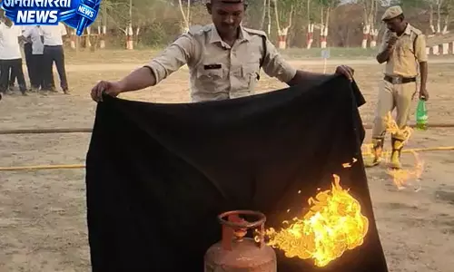 सूरजपुर पुलिस लाइन में अग्नि सुरक्षा के लिए किया गया मॉकड्रिल अभ्यास सूरजपुर पुलिस लाइन में अग्नि सुरक्षा के लिए किया गया मॉकड्रिल अभ्यास