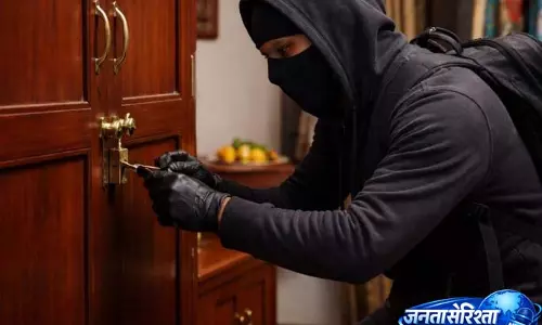 जुन्नार तालुका में 85 साल की महिला को लोहे की रॉड से पीटा गया; चोर हैरान जुन्नार तालुका में 85 साल की महिला को लोहे की रॉड से पीटा गया; चोर हैरान