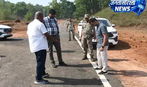 बलरामपुर के वनांचल क्षेत्रों में कलेक्टर-एसपी का दौरा
