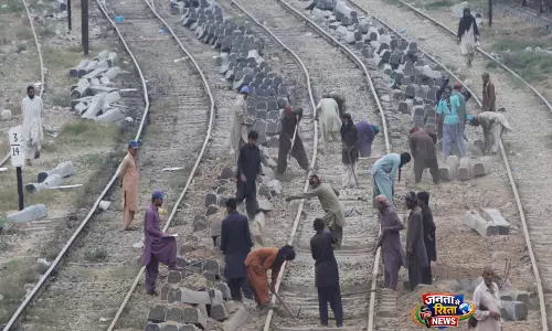 Railway यूनियनों ने पाकिस्तान रेलवे के पतन की कड़ी आलोचना की, मंत्री को हटाने की मांग की