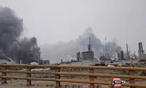 इजरायली हमलों के बाद Iran ने घरेलू बाज़ार की सुरक्षा के लिए पेट्रोकेमिकल निर्यात पर रोक लगाई इजरायली हमलों के बाद Iran ने घरेलू बाज़ार की सुरक्षा के लिए पेट्रोकेमिकल निर्यात पर रोक लगाई